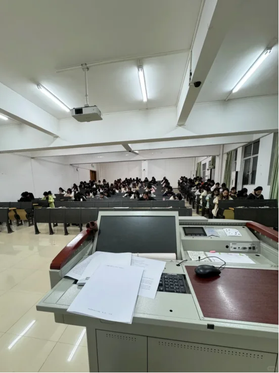 应届硕上岸：公办大专老师