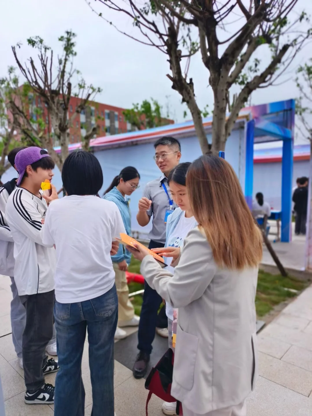 当大学毕业生不再抗拒“卖保險”