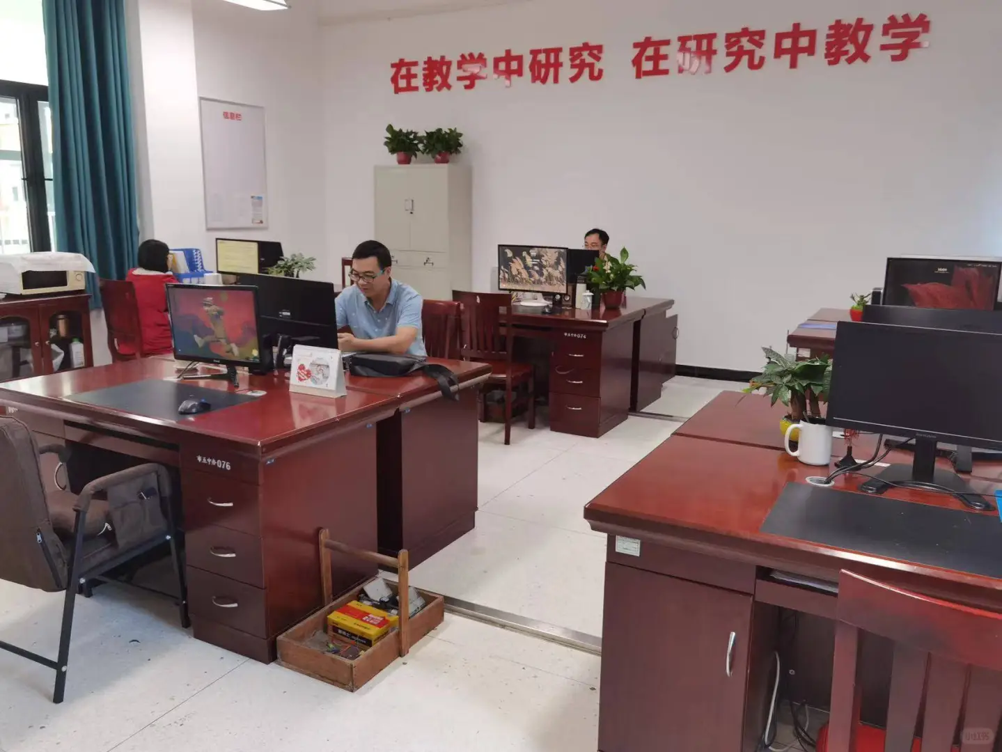 大学教师，本科就行，带薪寒暑假，来吗？