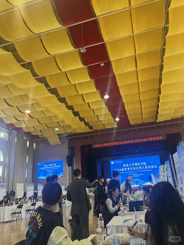 代表企业参加招聘会啦！