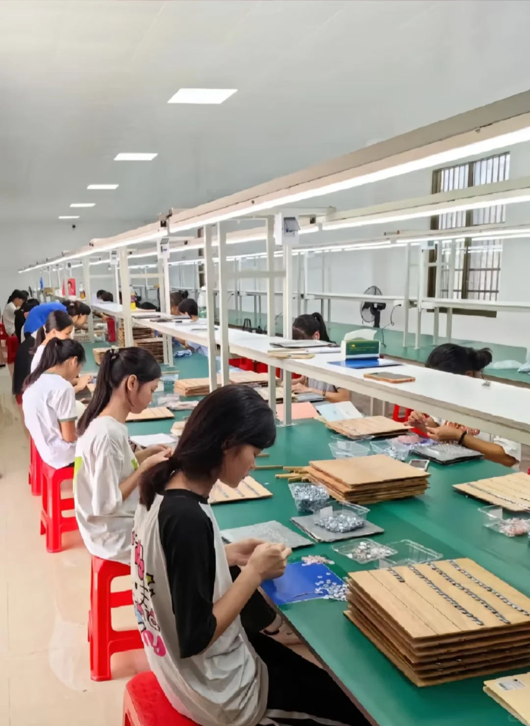 附近1公里玩具厂招人啦！穿自己衣服