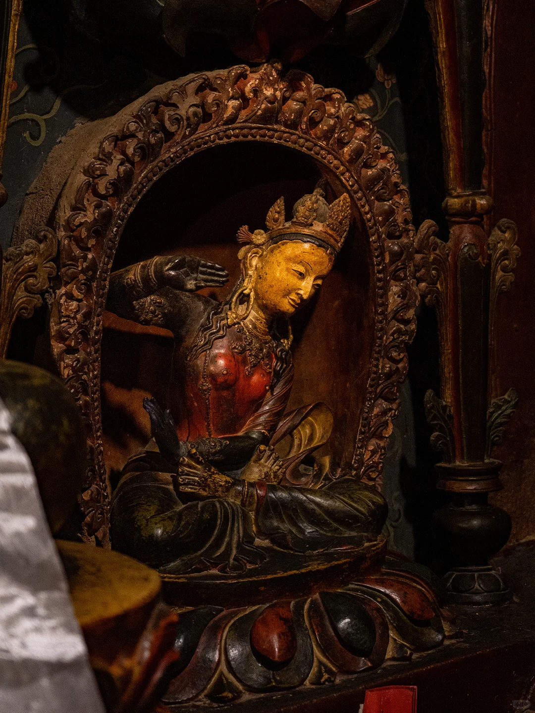 白居寺塑像｜绝巧泥身犹木刻，三千好相通廓竺
