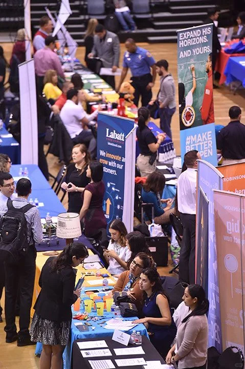 学校career fair，没办法帮你找到工作