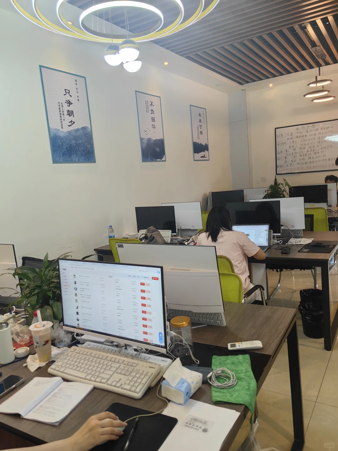 轻轨站旁高薪文员，朝九晚六，福利待遇好