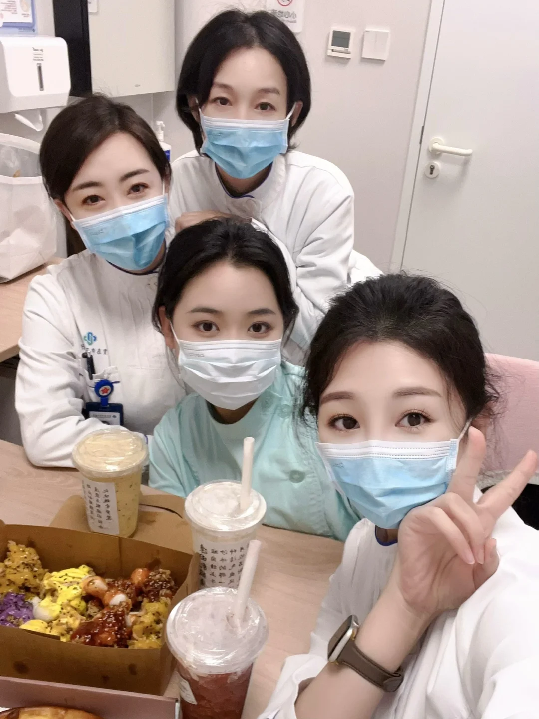 医院里你们的老师会请实习生吃饭吗？