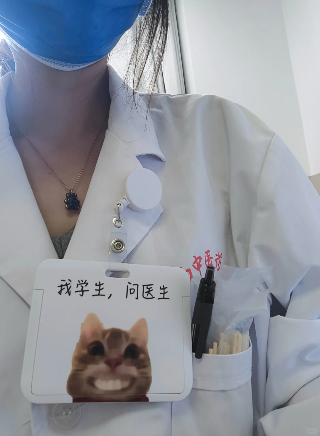 每天坐老师旁边就这样