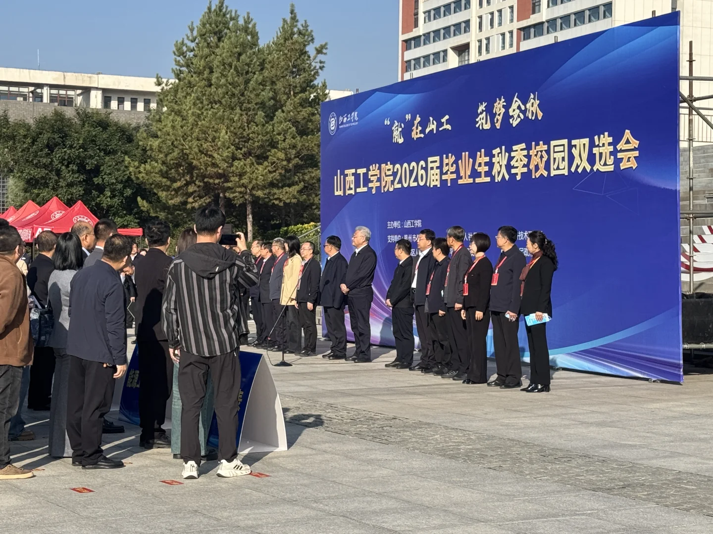 学校的双选会现场真的好好看！