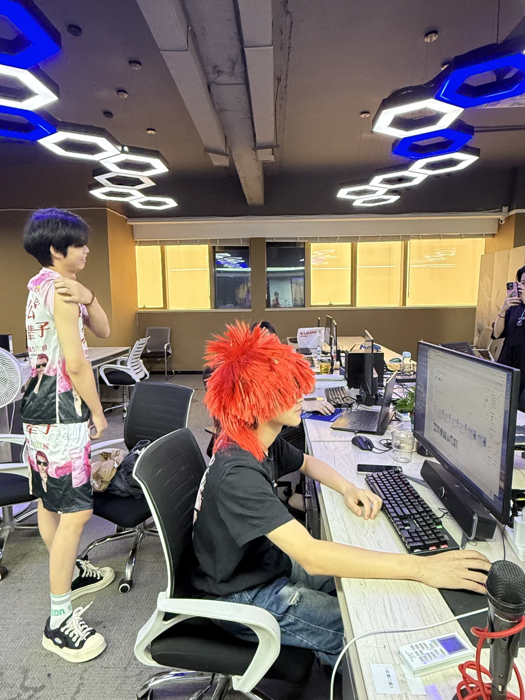 武汉新公司双休中午12点上班没人来吗？