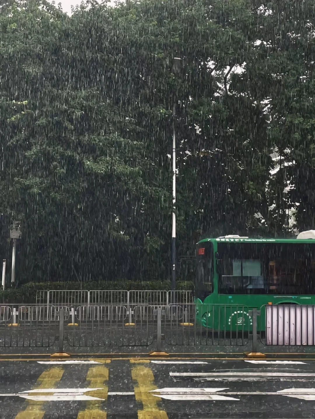 月薪4000，暴雨天也要爬起来上班的痛谁懂！