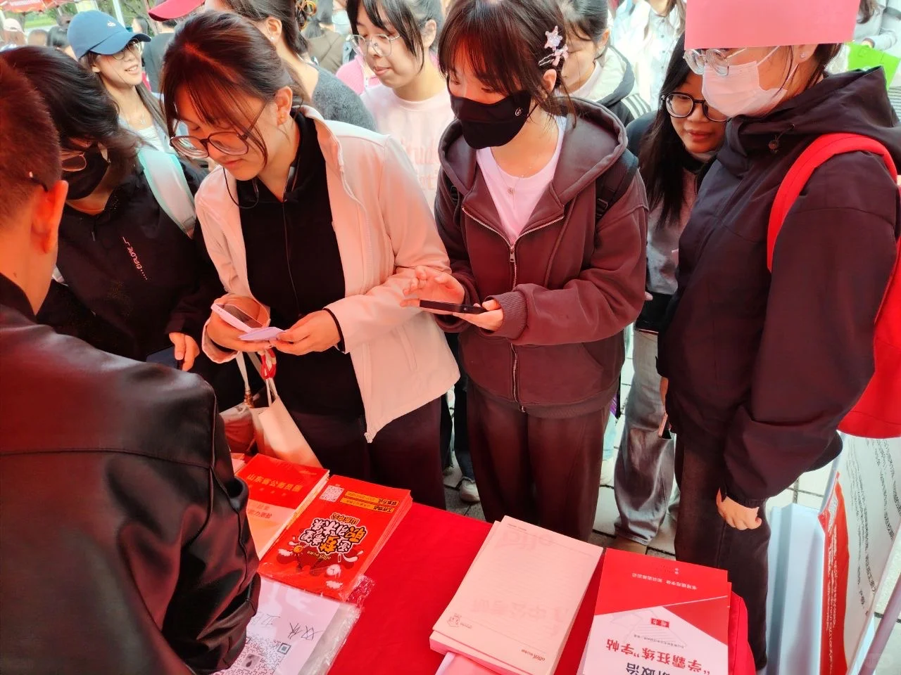 应届生招聘会有必要参加吗？怎么这么多人👀