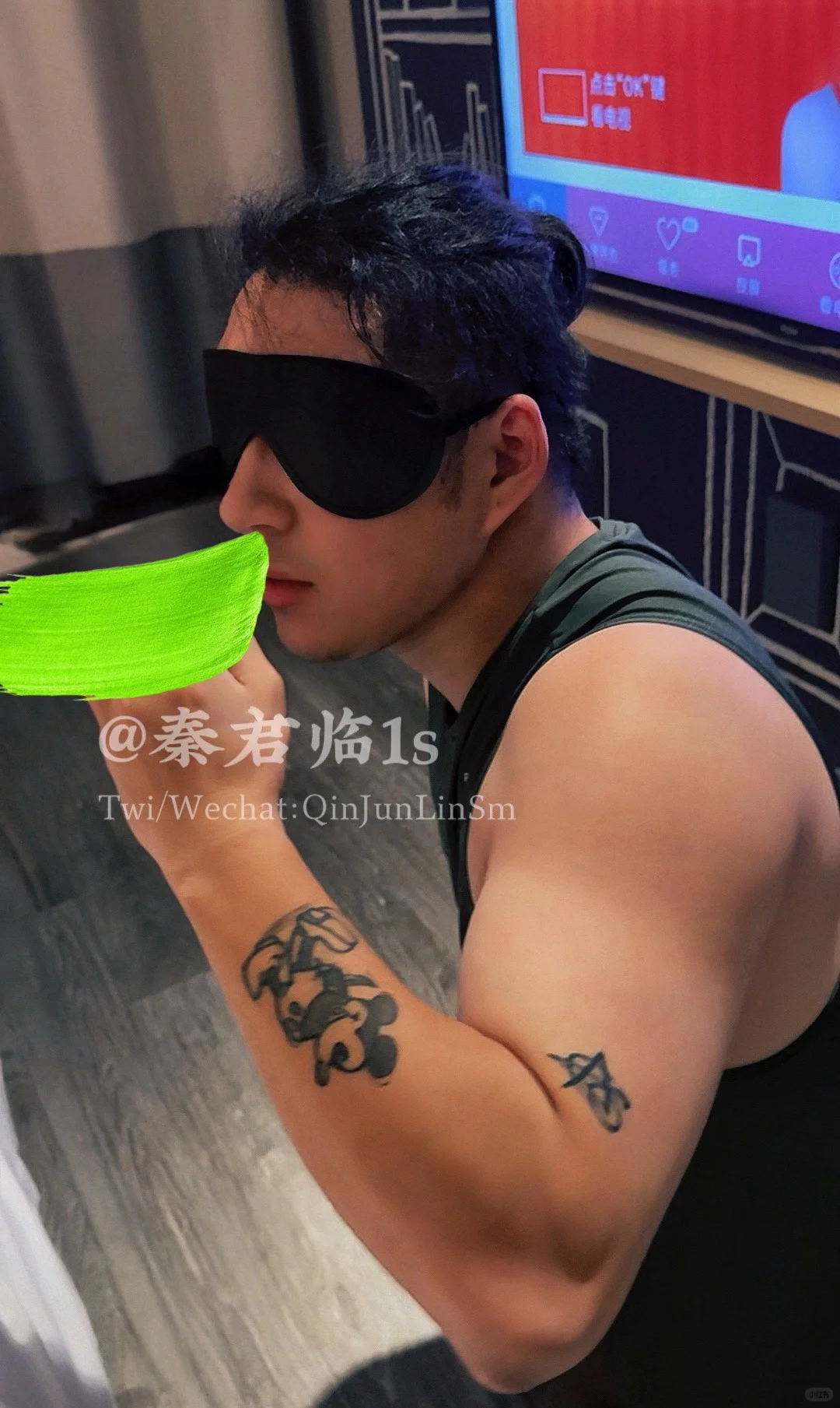 筋肉纹身丸子头