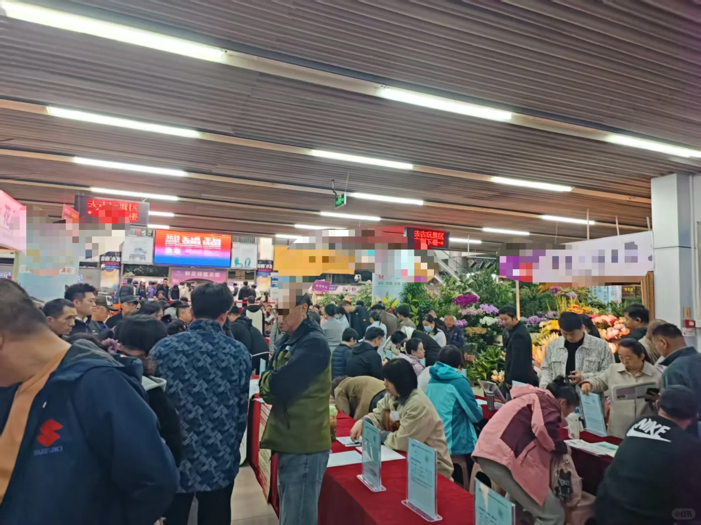 秦皇岛招聘会实拍：百余企业多岗位招聘