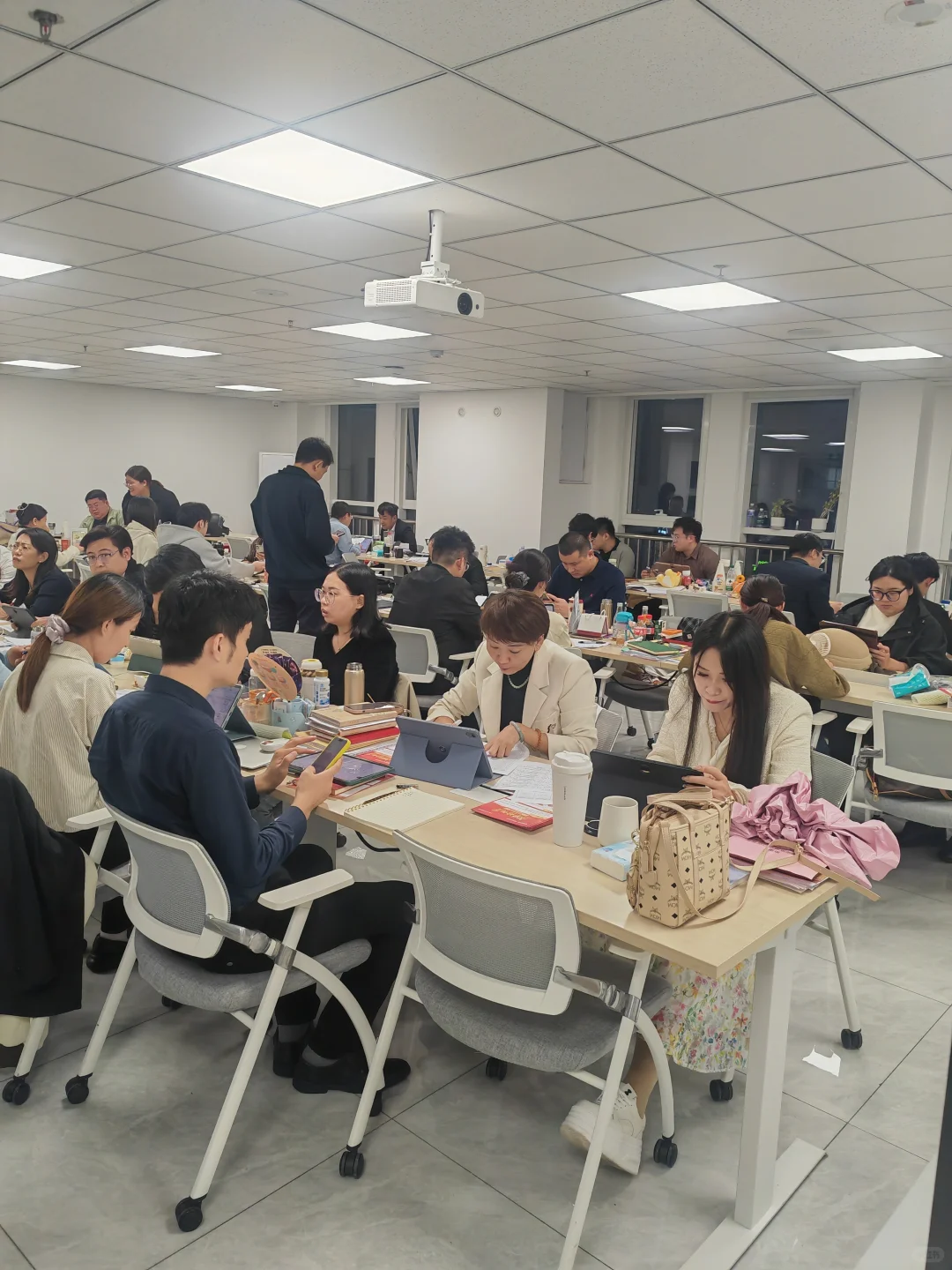 城阳财富中心招人：底薪4300元，五险一金，年