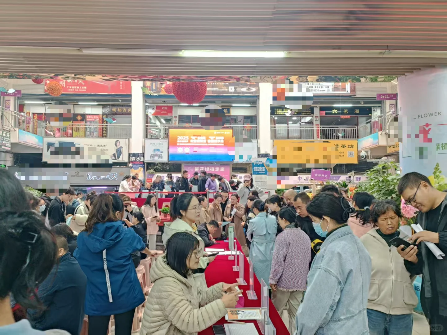 秦皇岛招聘会实拍：百余企业多岗位招聘