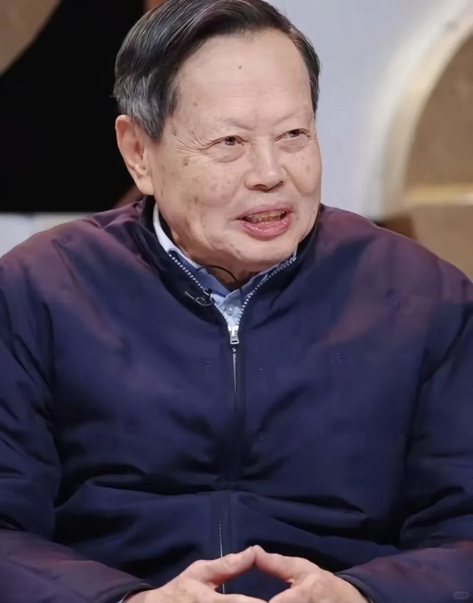 沉痛哀悼杨振宁院士