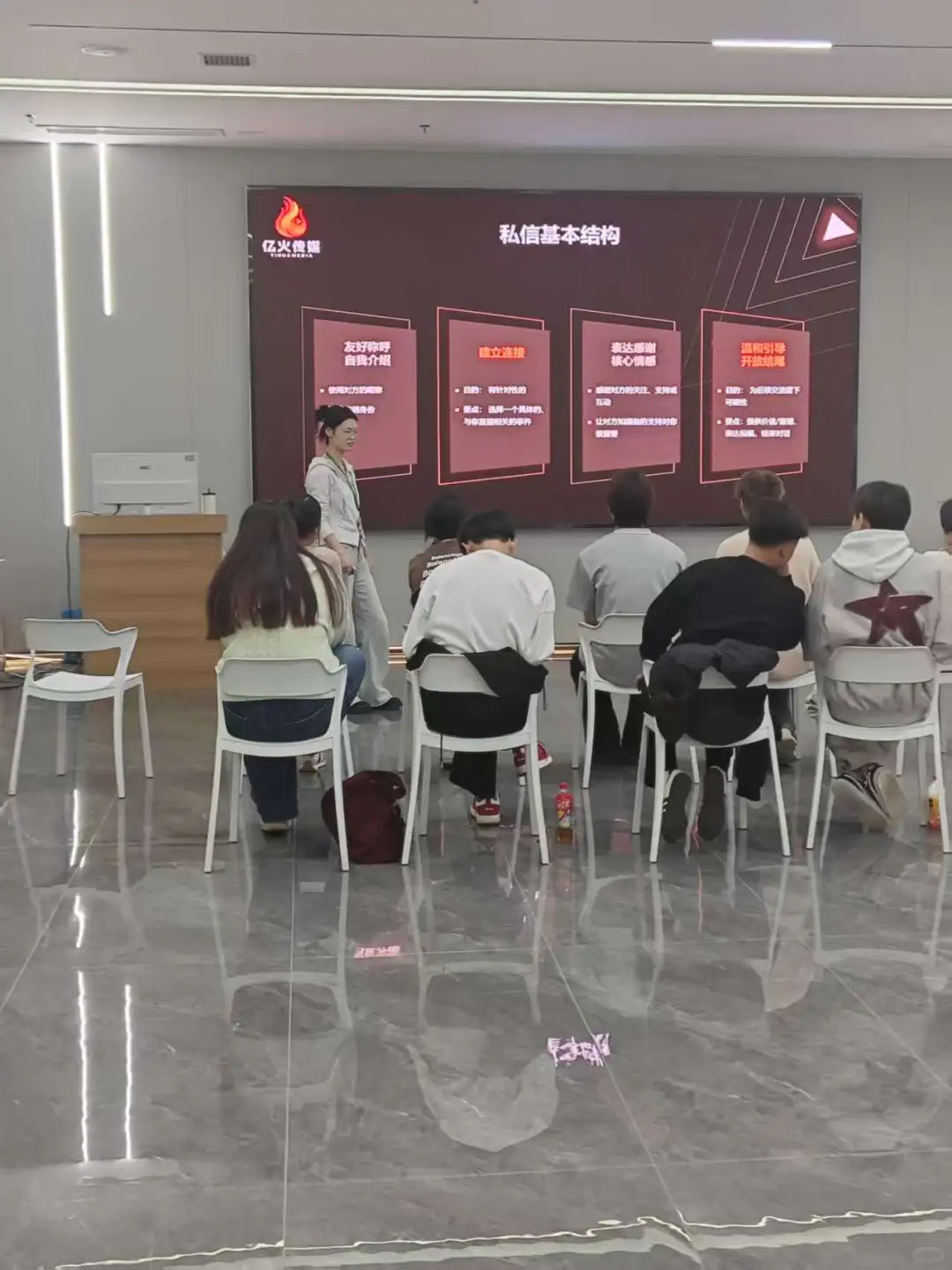 直播在家播和在公司播的区别：