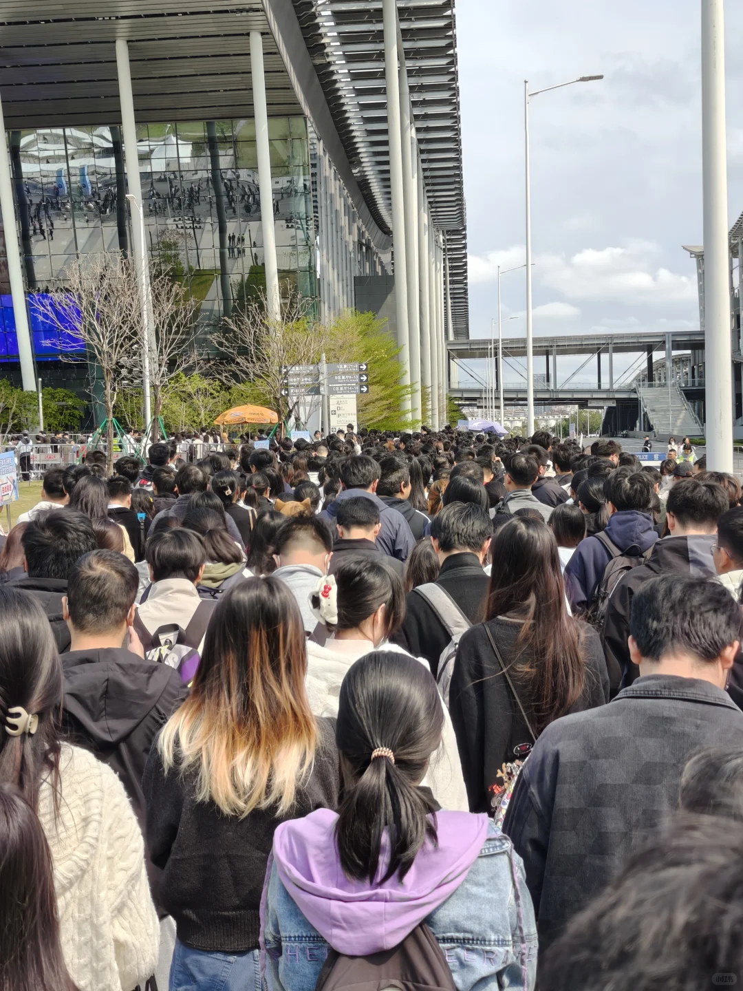 比三号线还挤的招聘会