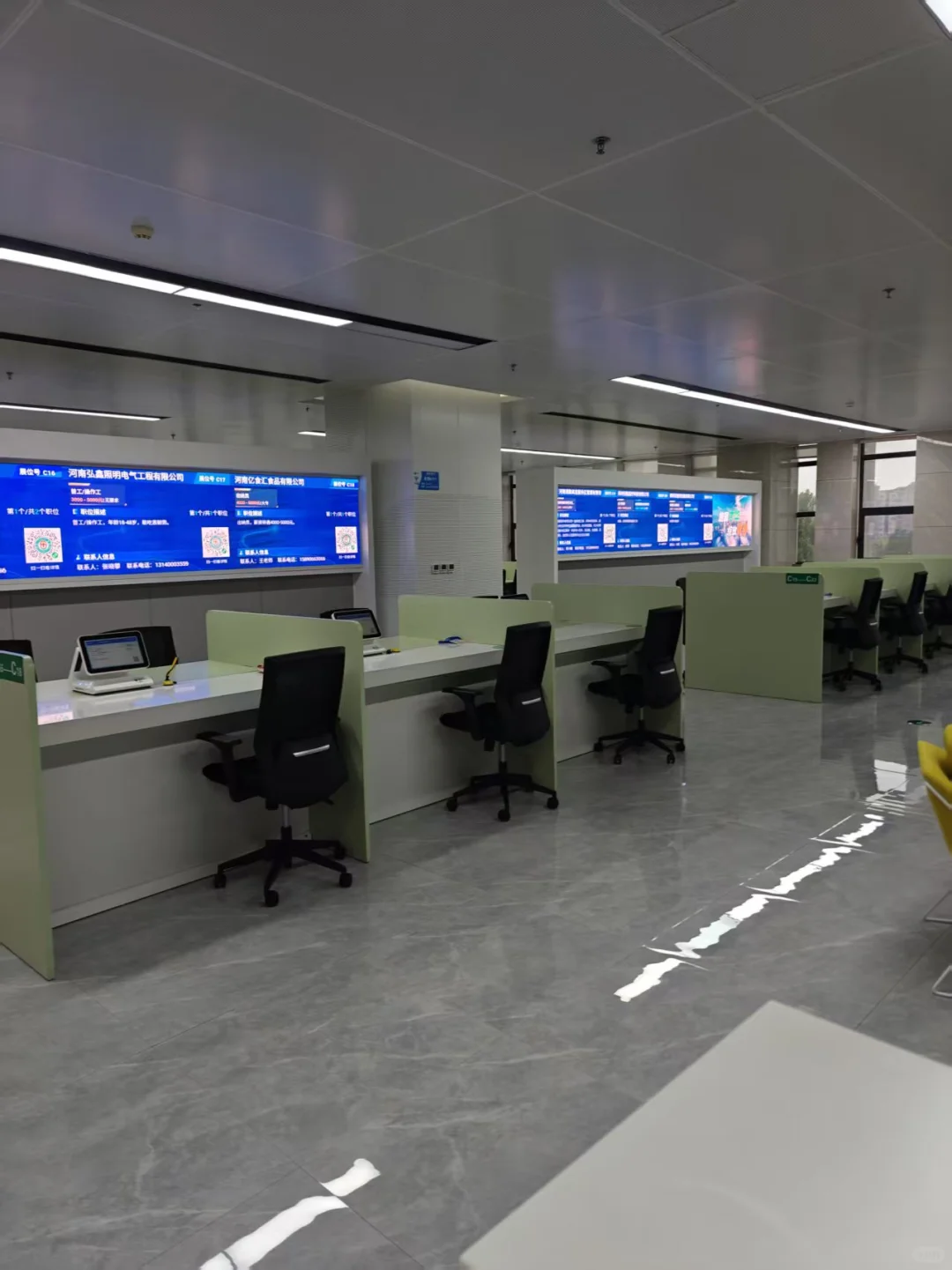 郑州龙子湖就业人才服务中心招聘会