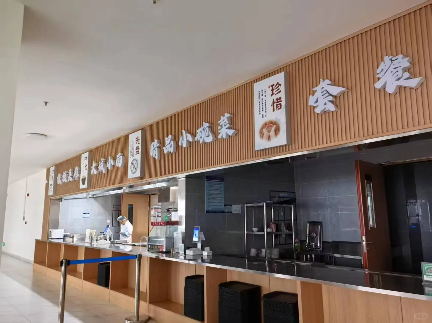 直签五险一金，上四休二
