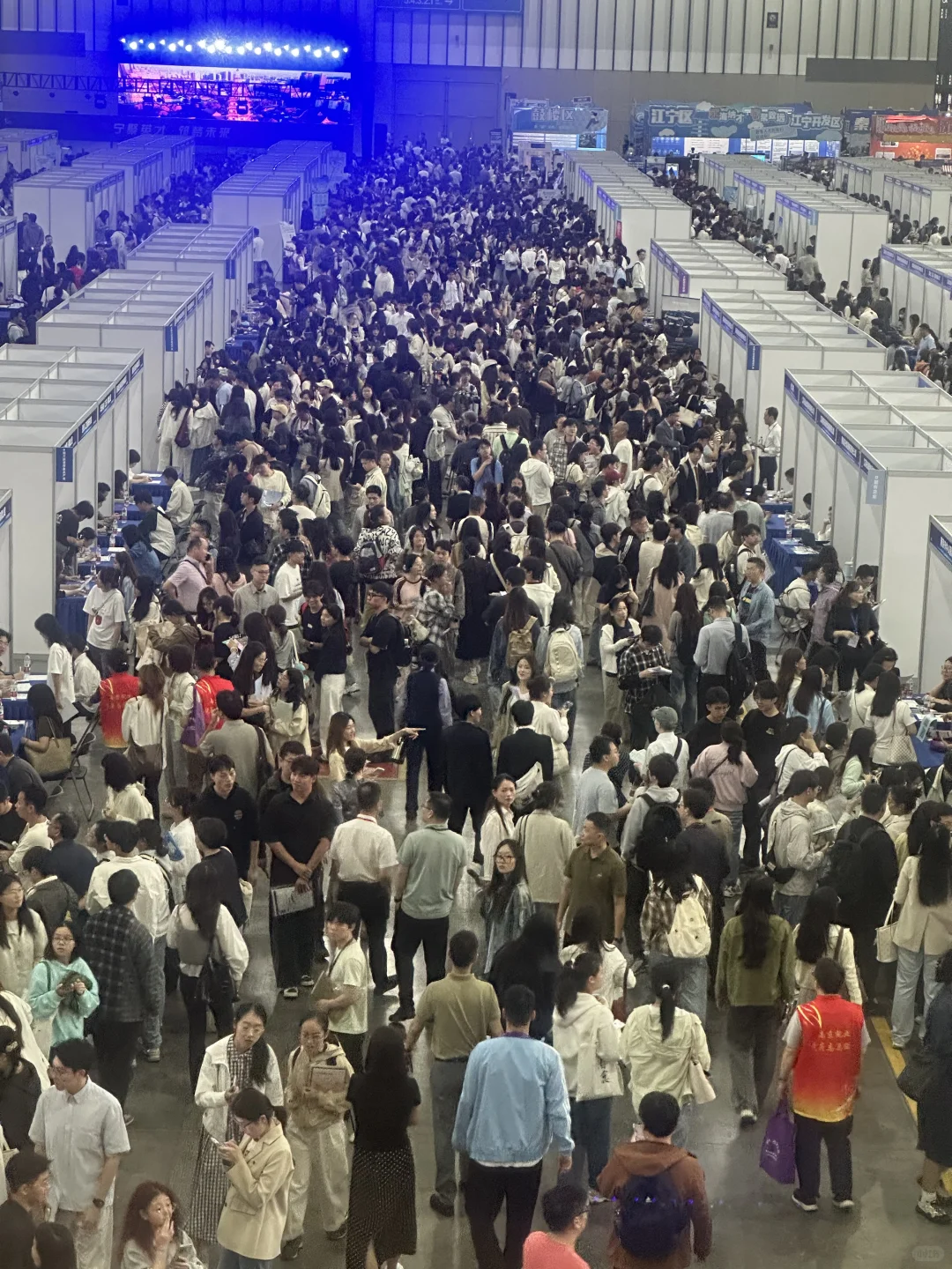 仅需排队一小时即可入场