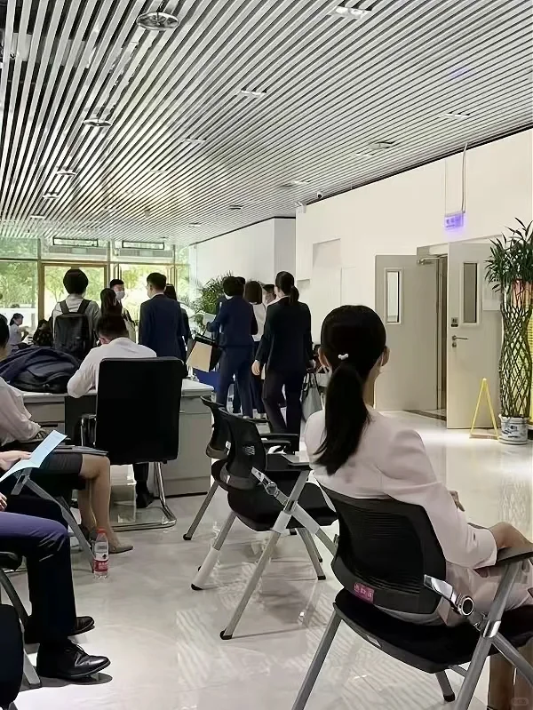 无领导面试由于我不停的背万能句式...