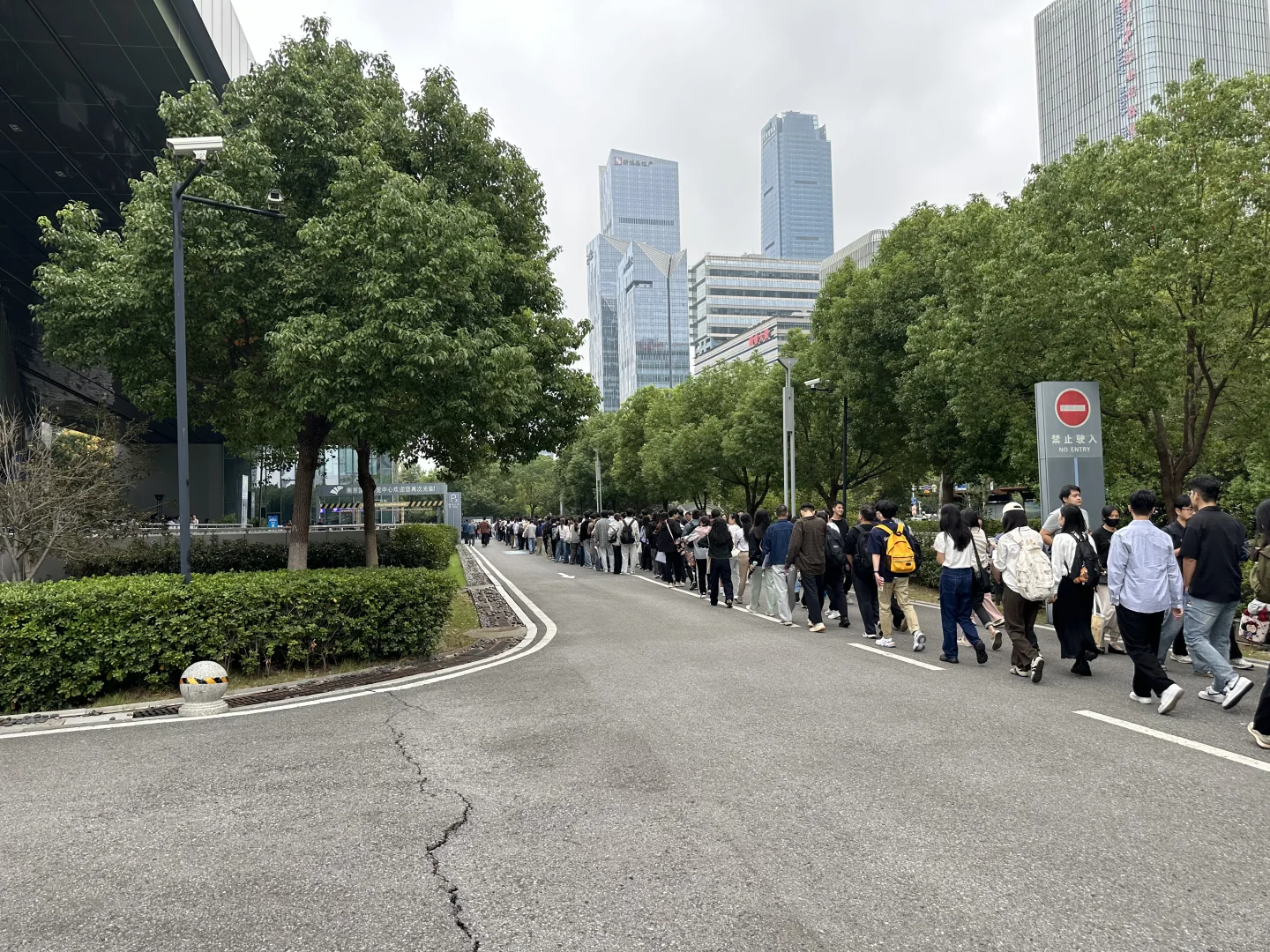仅需排队一小时即可入场