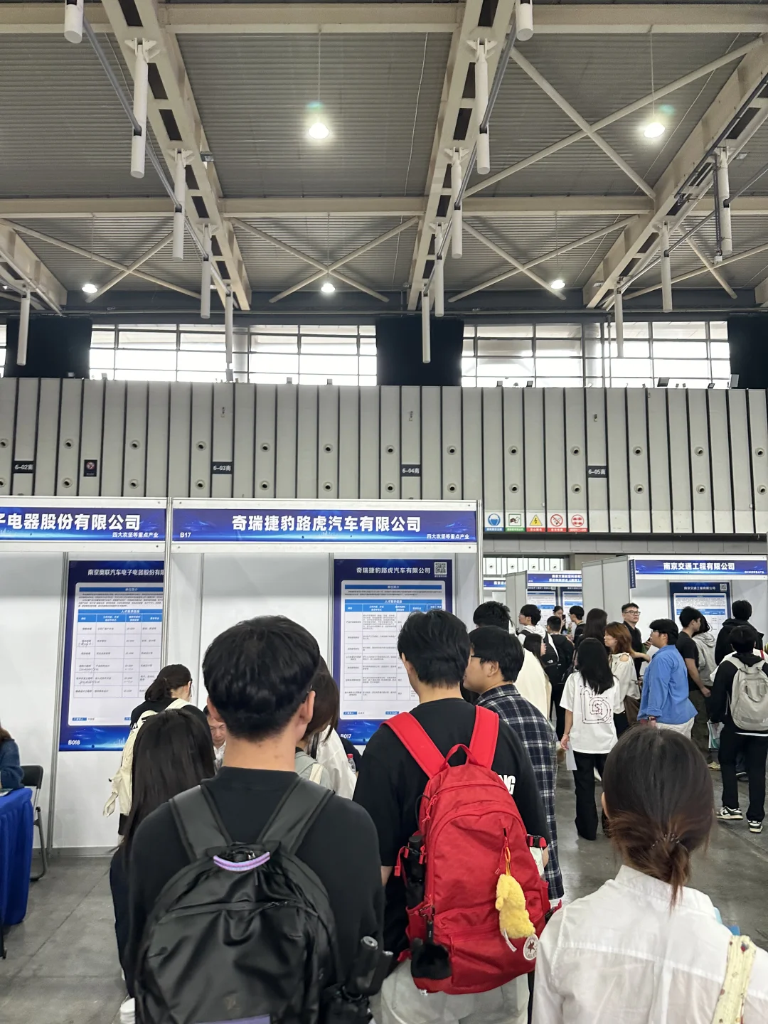 仅需排队一小时即可入场