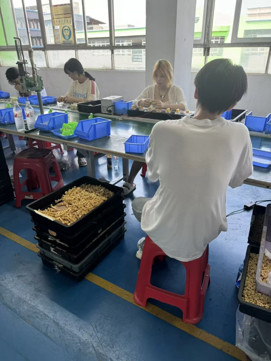 年轻人就该进电子厂 一天240