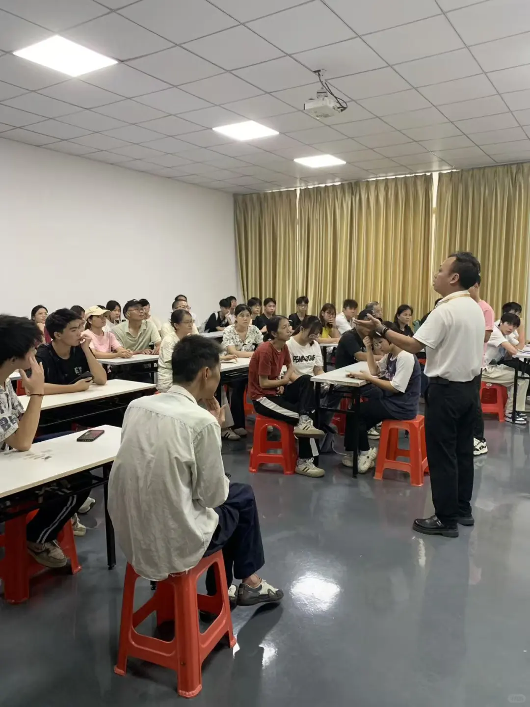江门人不上班的吗
