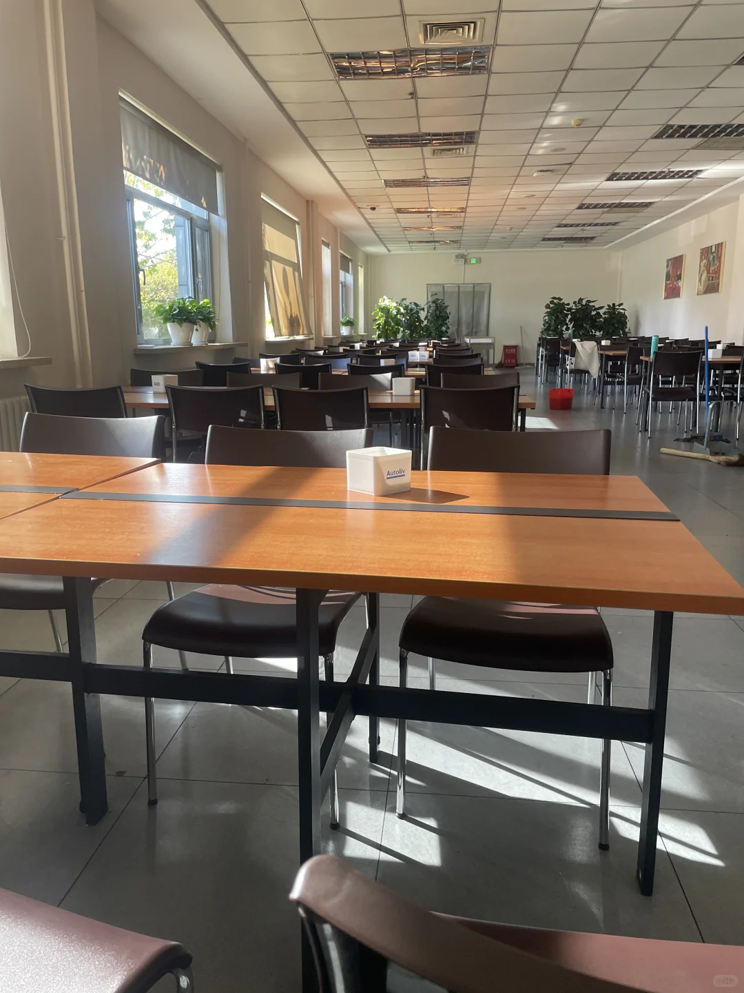 看看人家工厂这用餐环境，餐盘都用保鲜膜