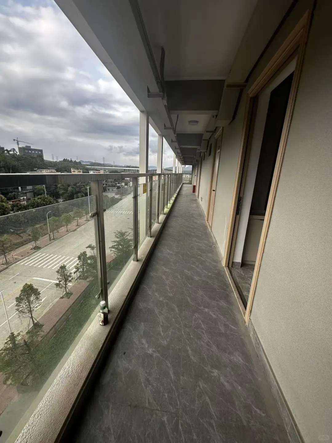 一个江门坐着上班的风扇厂