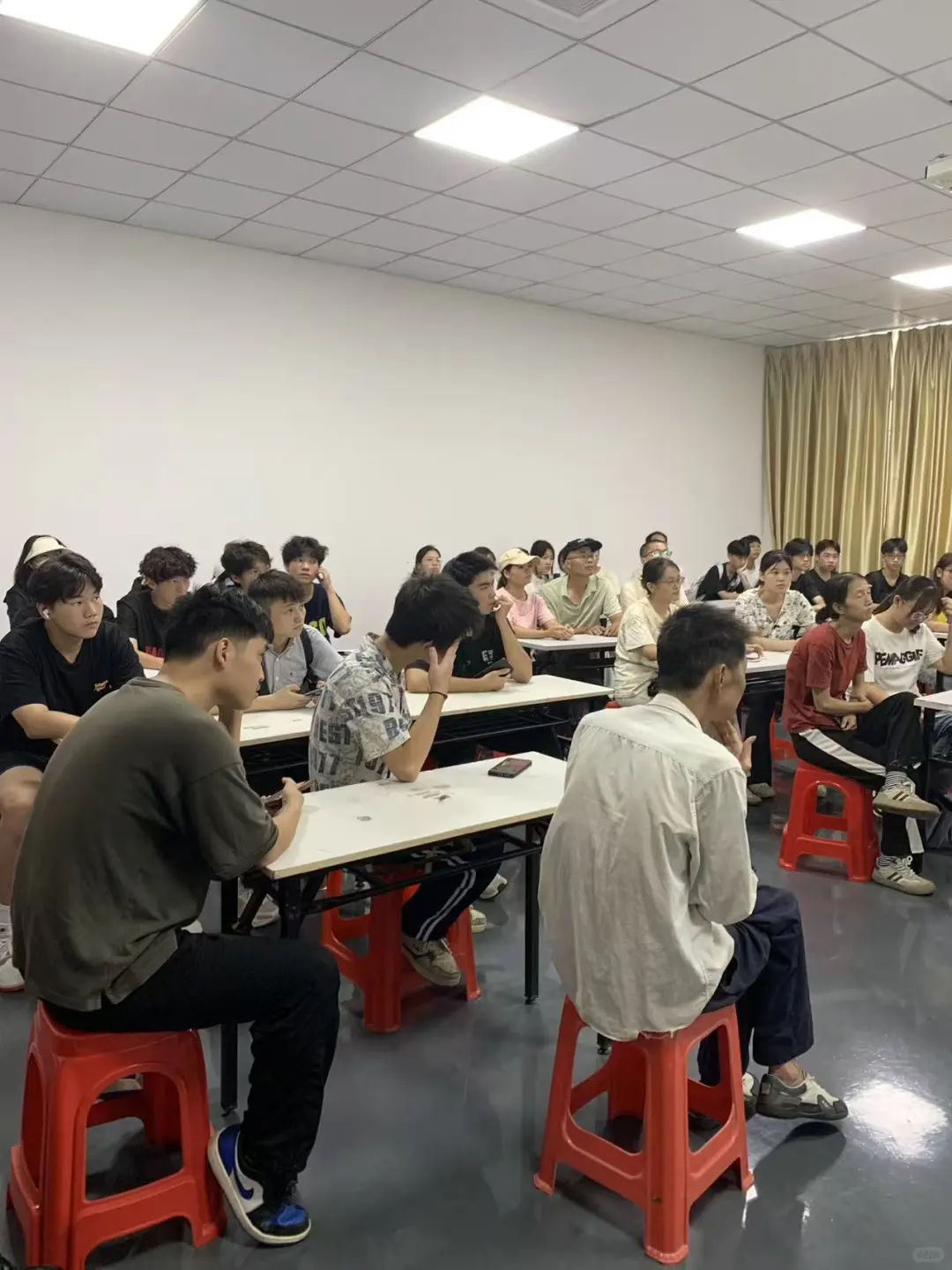 一个江门坐着上班的风扇厂
