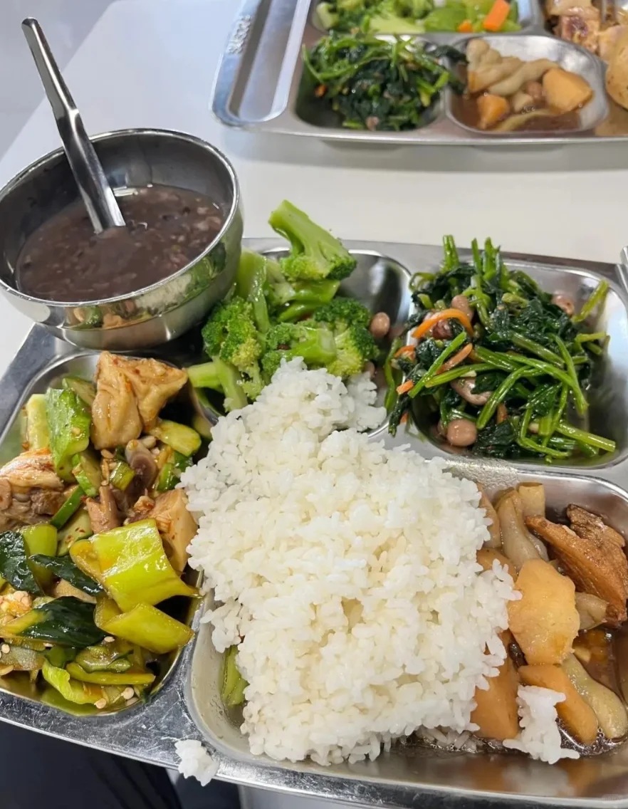 河北廊坊化妆品厂大量招人，包吃住