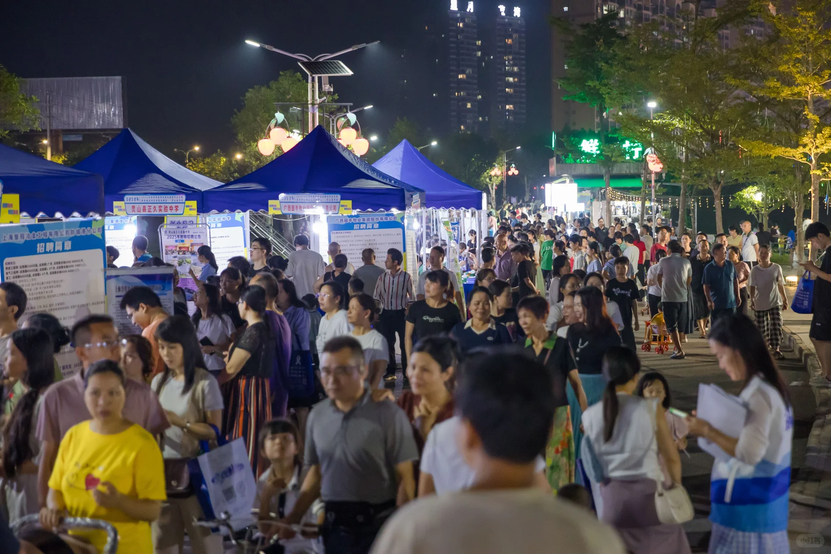 🔥超爆人气的一场人才夜市招聘会现场！