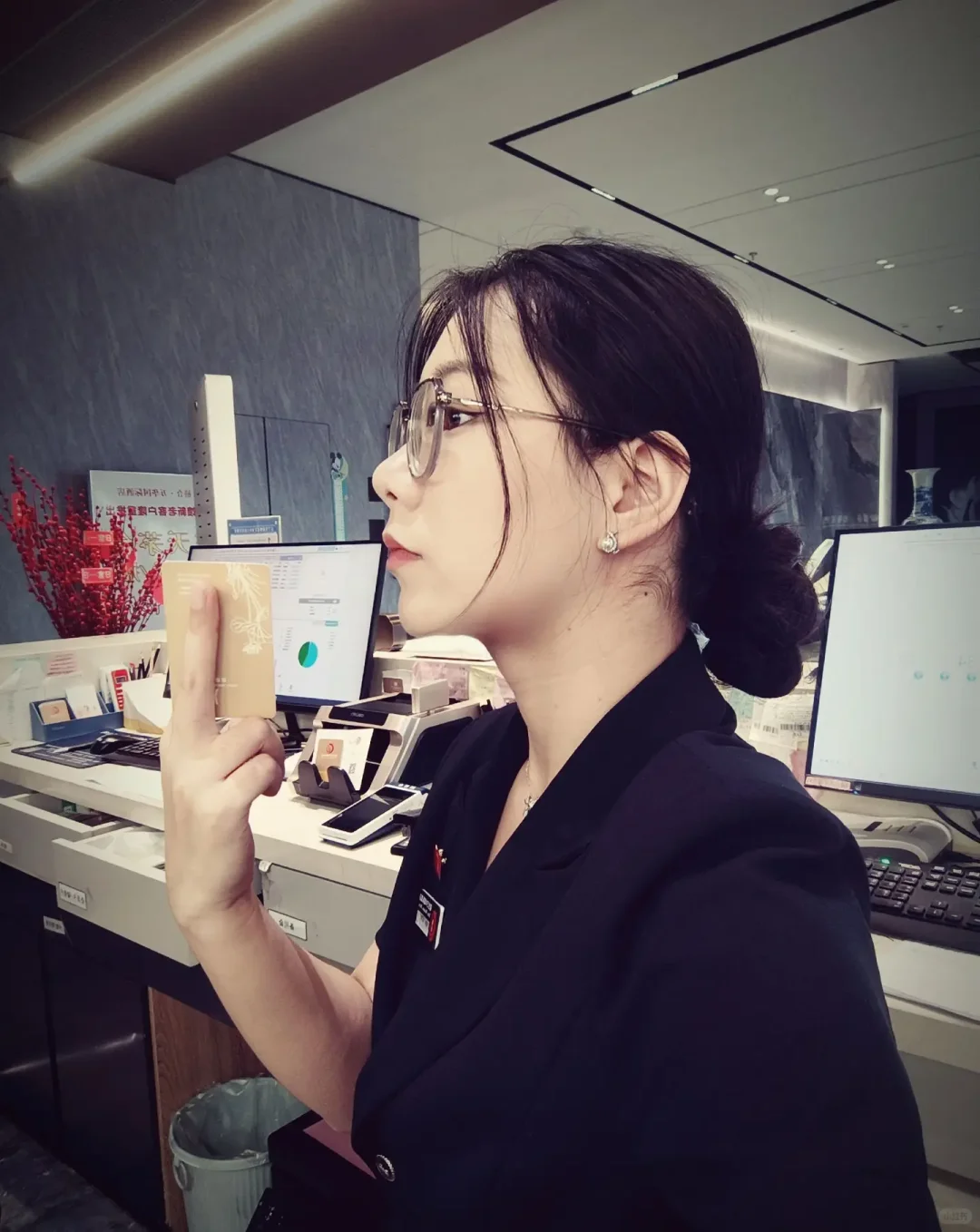 10月16需前台2名 工资5300 包吃住 带薪培训