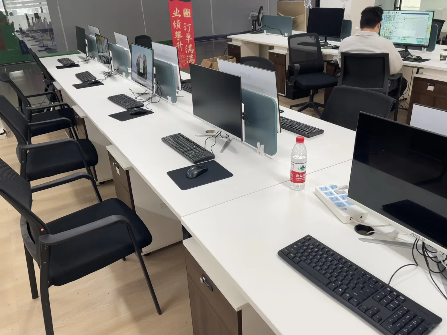 招几个人事，有人找工作吗