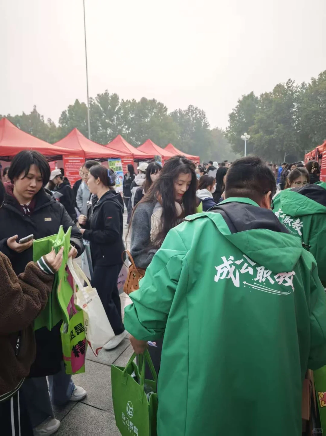 成公教育继续“打卡”河北经贸大学招聘会！