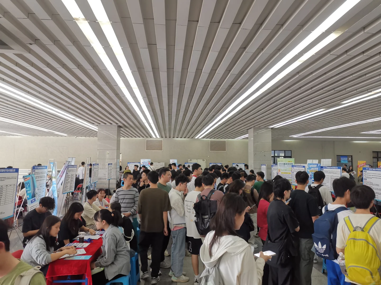 今天广工招聘会现场，企业多求职者多