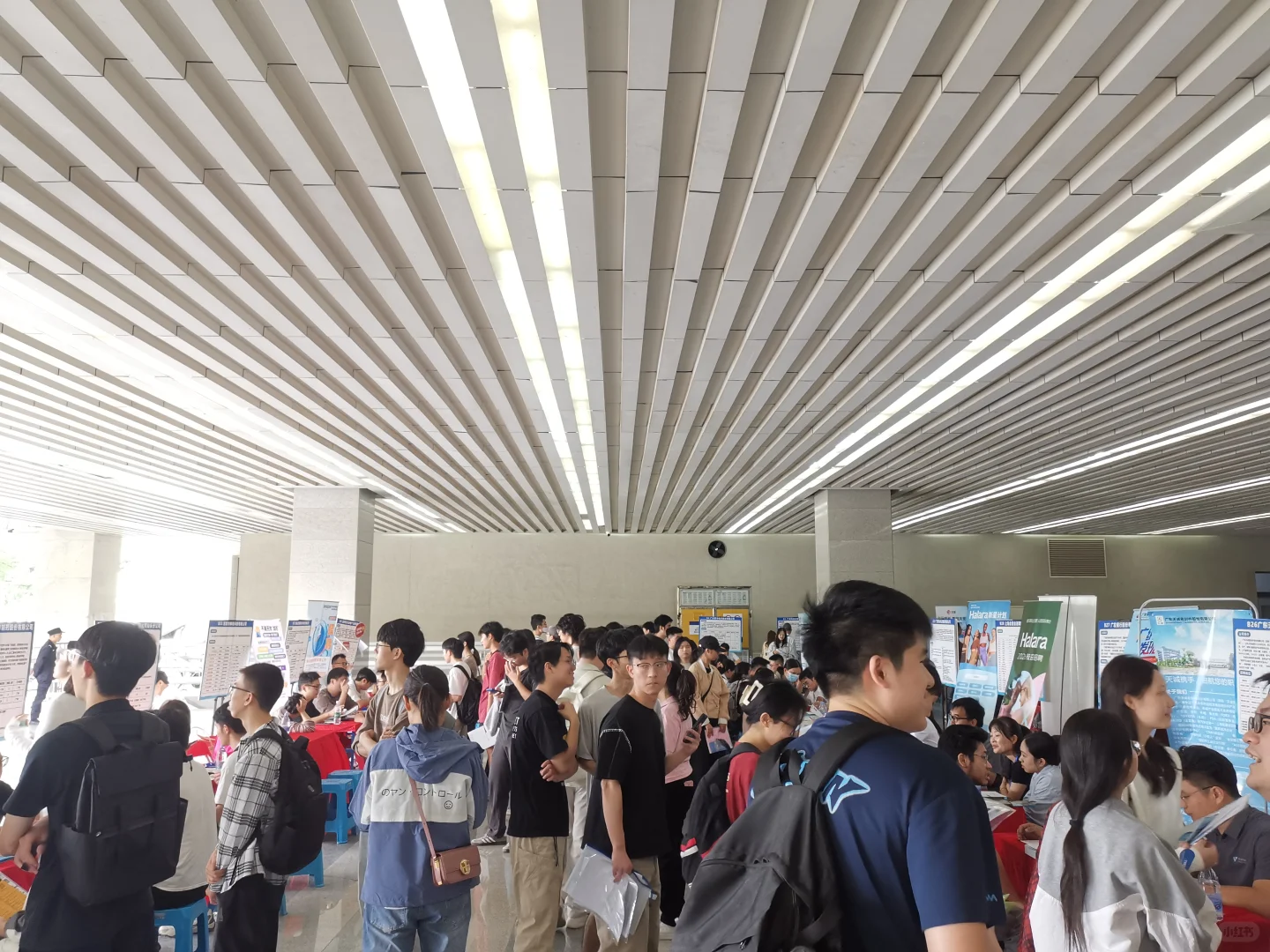 今天广工招聘会现场，企业多求职者多