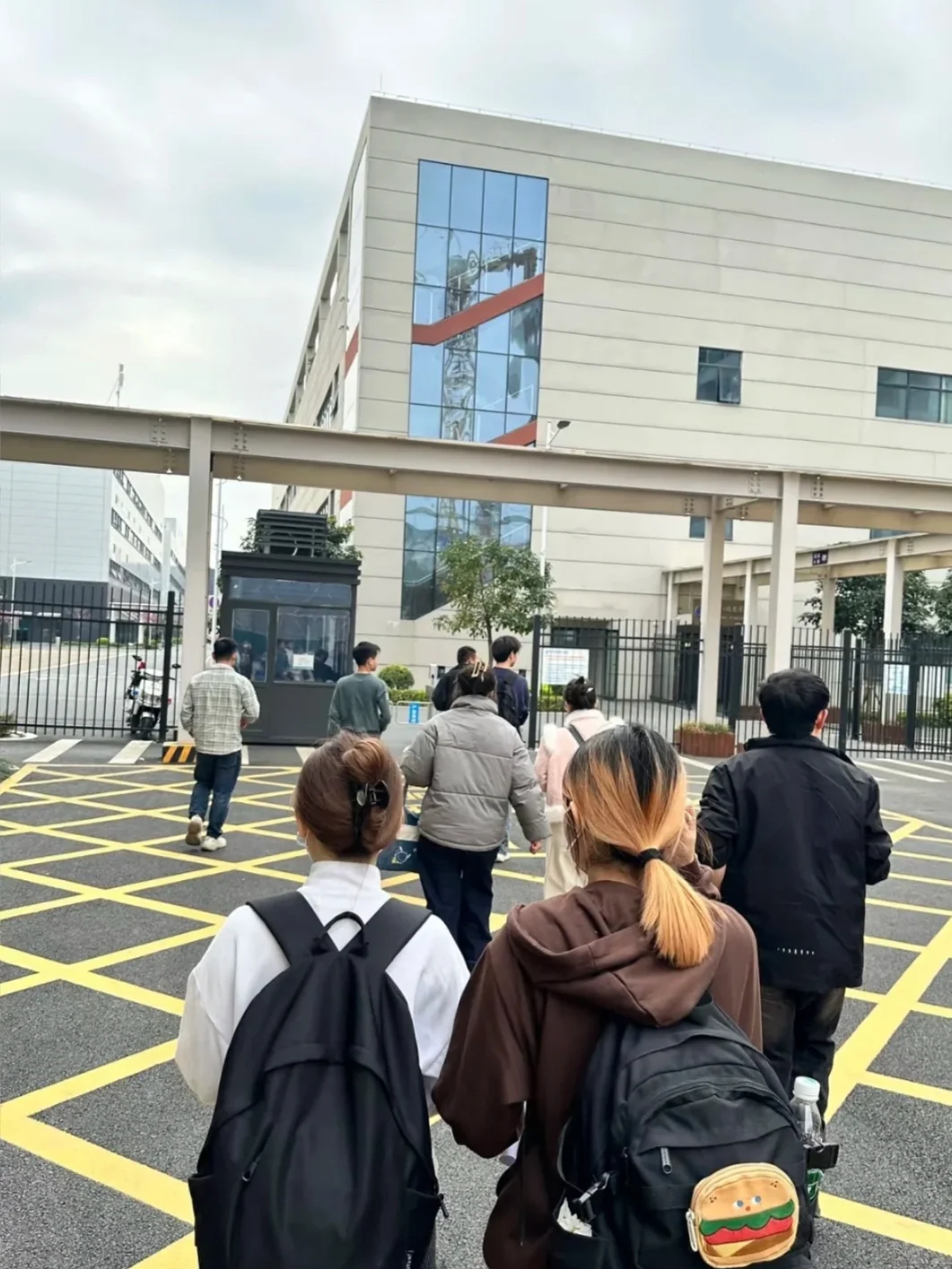在广州第一个月就发了7200，包吃住长白班的