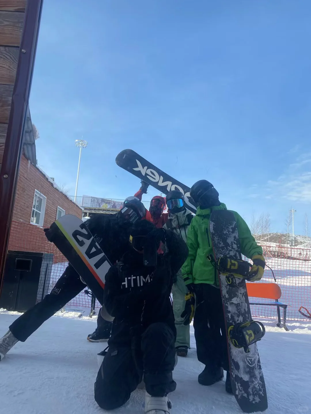 阿勒泰雪地招人！1名滑雪主播+1名客服