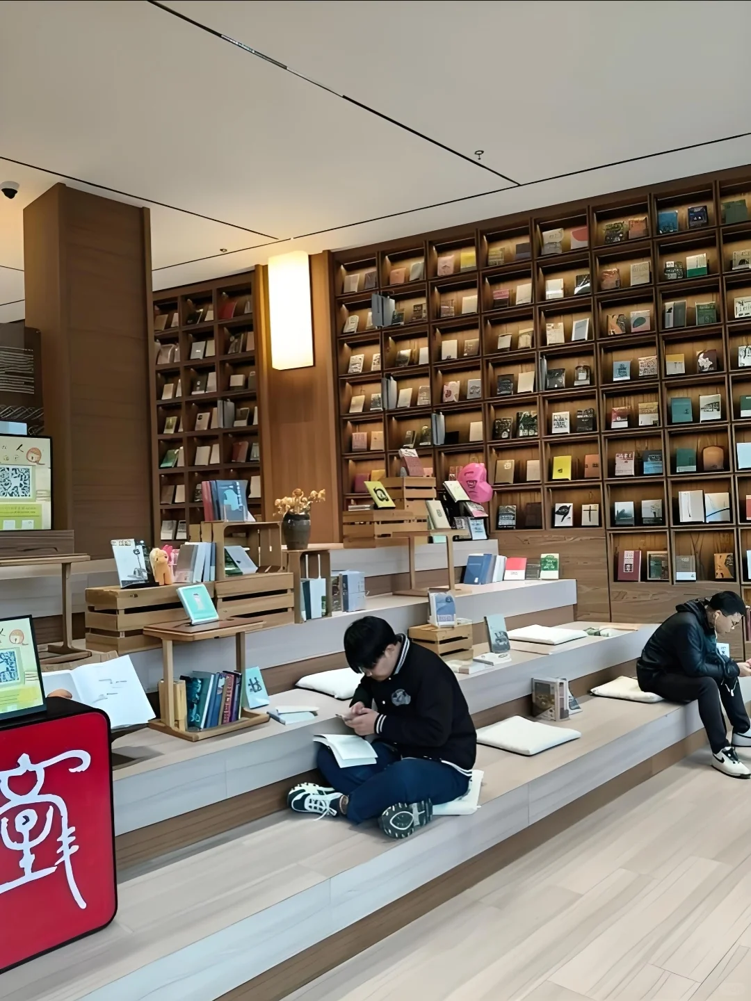 新华书店，周末双休，月5000＋，大专可报！