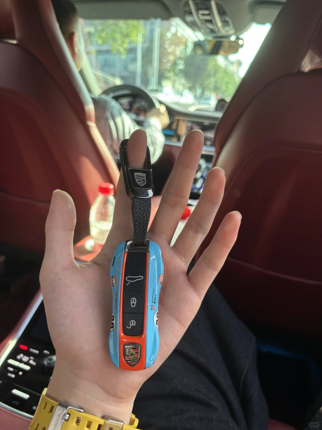 00后老板哄员工上班