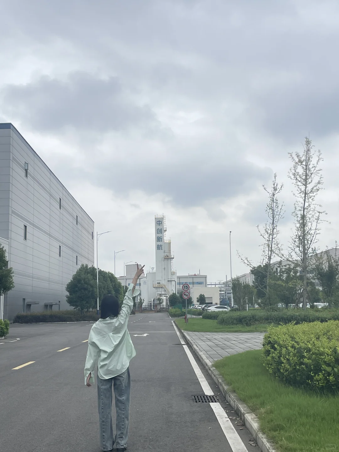 如果在眉山一个月六七千 你还愿意去外地吗