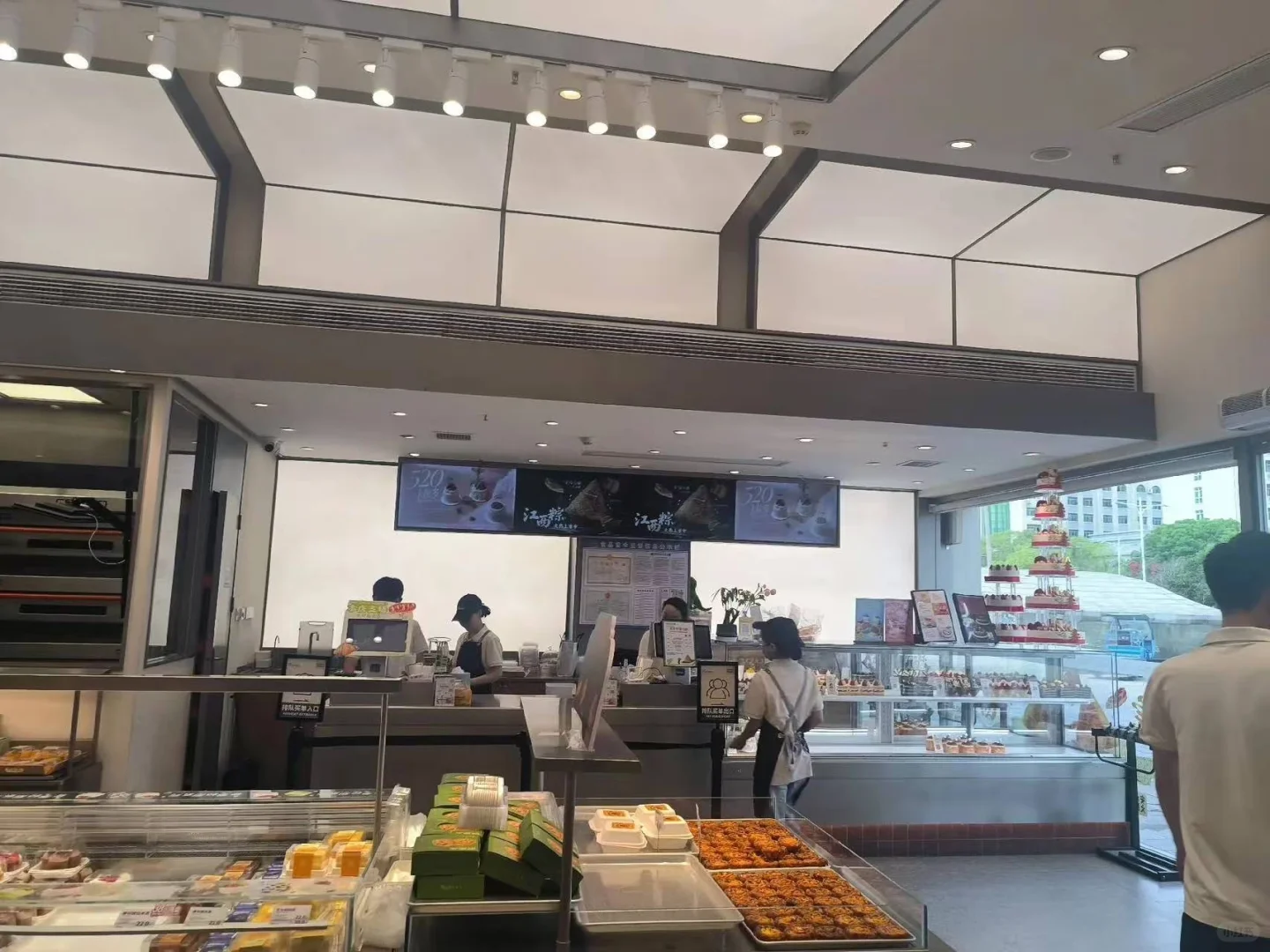 卡拉多蛋糕店招聘日结兼职，日薪180元，当天