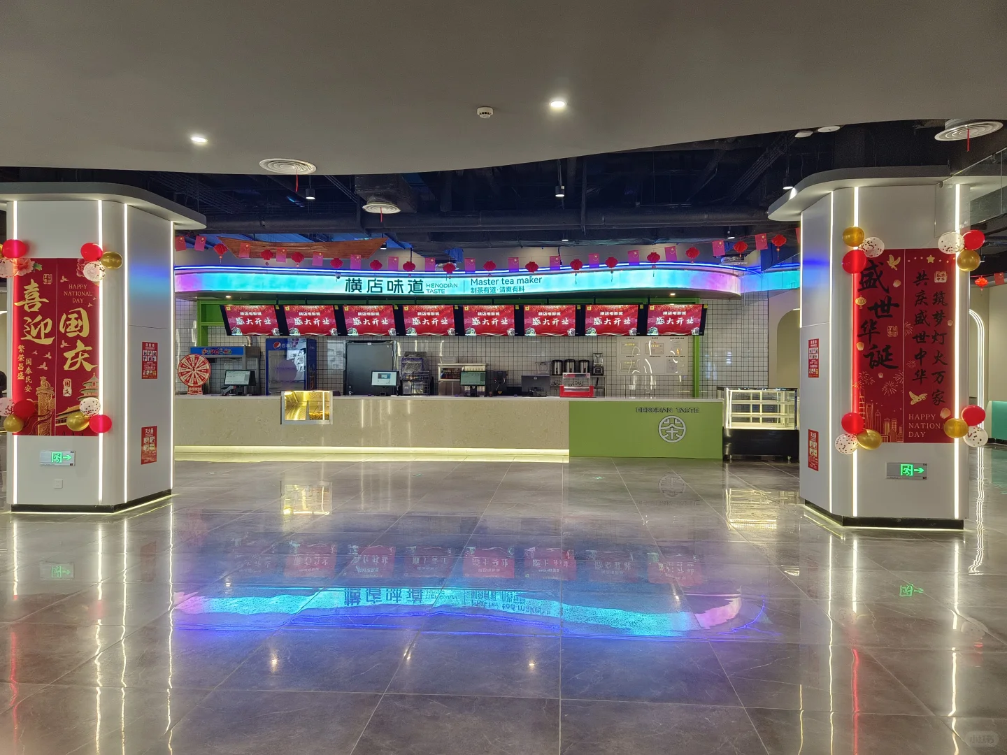 电影院招人，要求女，稳定，在附近住。