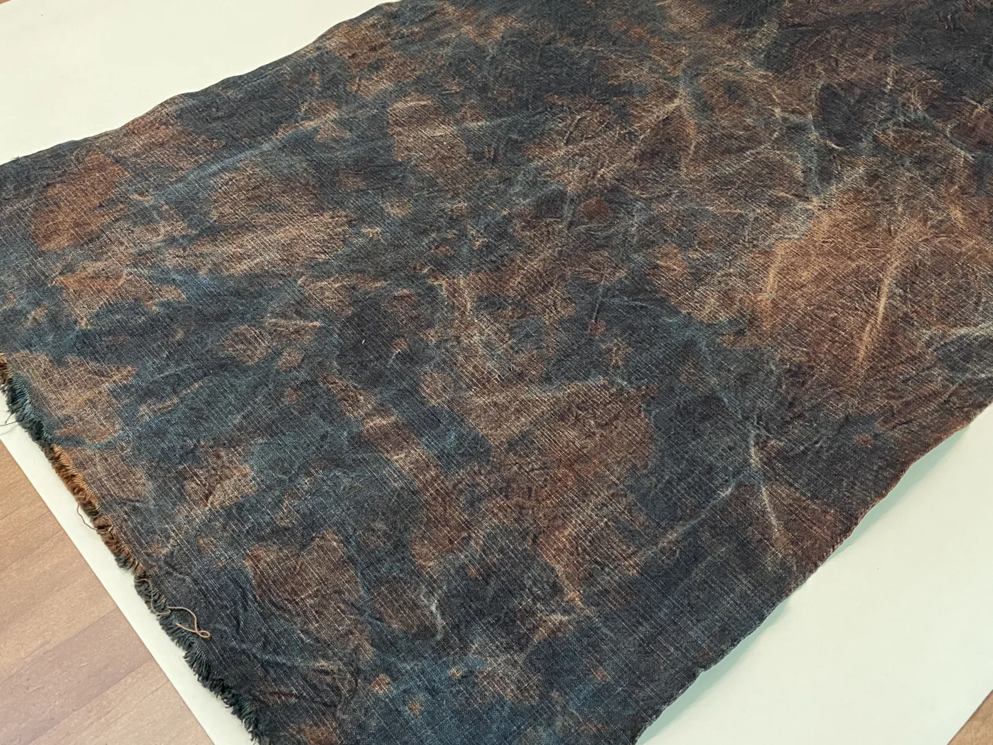 一卷废土风格的柿染布