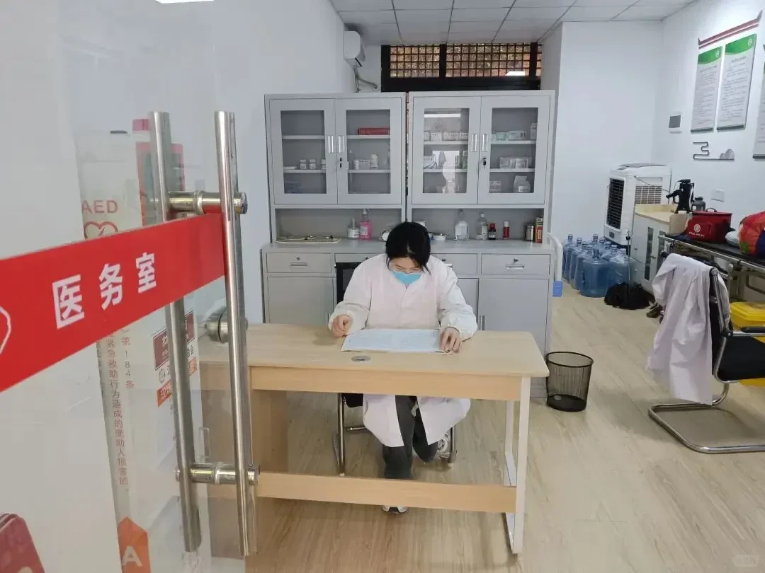 医务室校医，大专就可以，带薪寒暑假，哪个来？