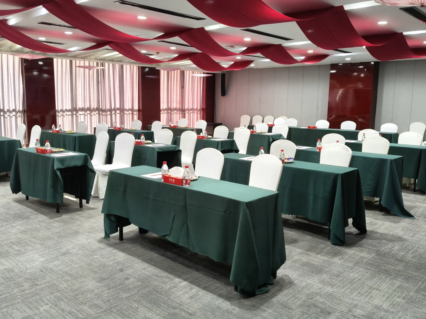 早八晚五 领导好相处，无竞争压力