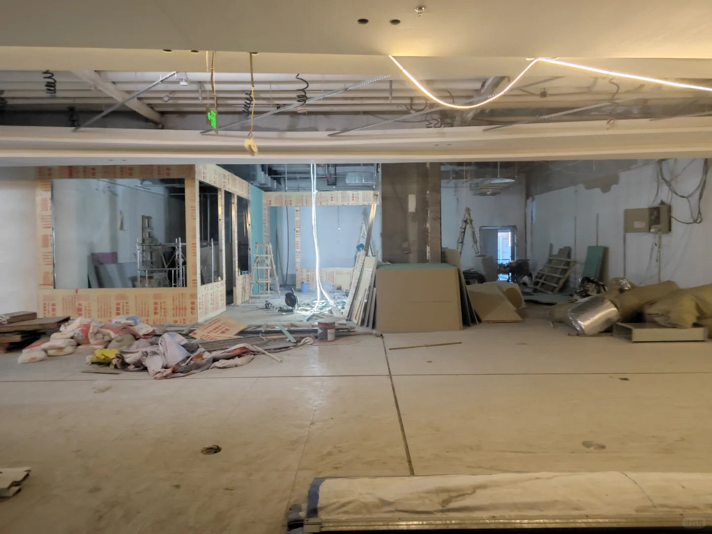 招人！！！二百多平宠物店装修中！